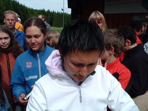 Auch Simone beim Autogrammschreiben