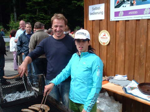 Kathrin versucht sich als Grillmeisterin