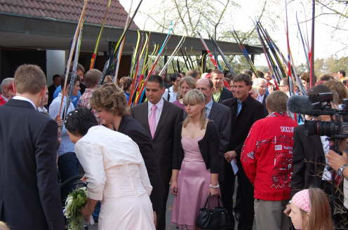 Lange Schlange im Ski - Spalier