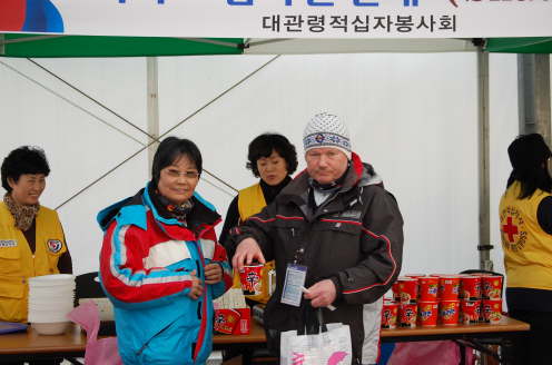 Denkinger's im im Zuschauerzelt beim Suppenkauf