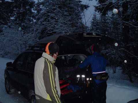 Henrik und Daniel mit Begleitfahrzeug