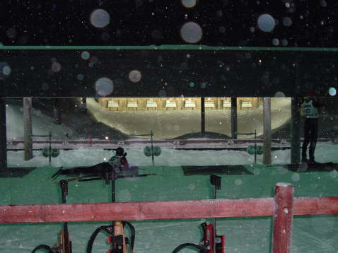 Schie�stand bei Nacht