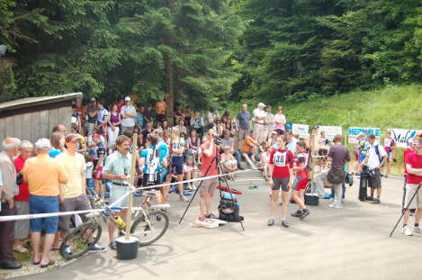 Trib�ne f�llt sich