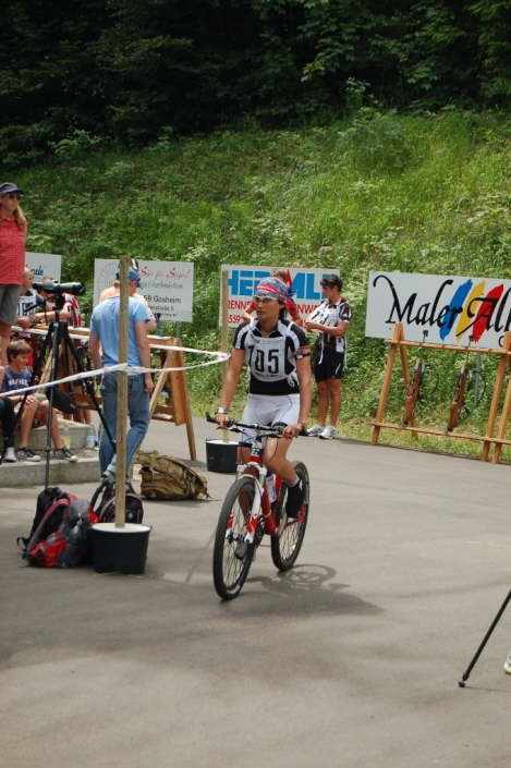 Simone f�hrt zum Schie�stand