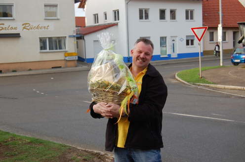Matthias als Geschenkkorbtr�ger