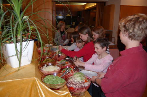 Das Wurstsalatbuffet ist er�ffnet....
