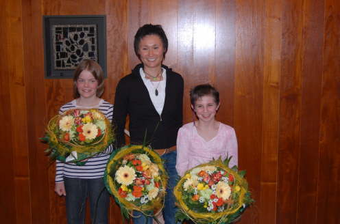 Die drei erhielten Blumen