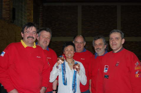 Biathlonfreunde mit Simone und ihren Medaillen