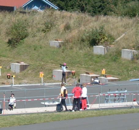 Simone (stehend) und Kathrin (liegend) beim Anschie�en