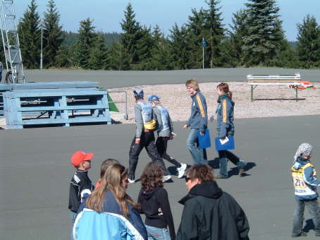 Simone und Molly auf dem Weg zur Siegerehrung