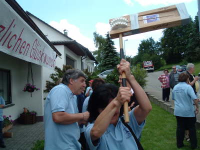 Die Obernheimer probieren unsere Rasseln.....