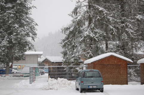 Winter - und im Hintergrund das neue Funktionsgeb�ude