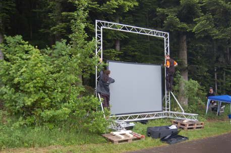 Videoleinwand im Aufbau