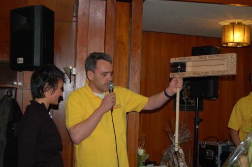 Simon �berricht die Rassel