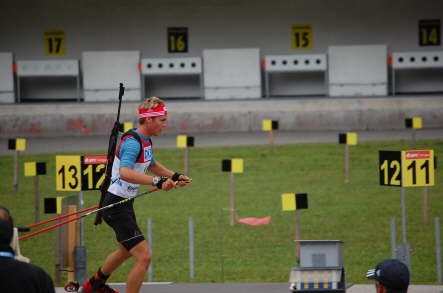 Simon kommt zum ersten Schie�en