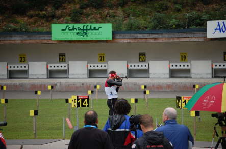 Michi Greis im stehend Anschlag
