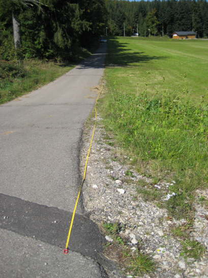 Zufahrt zur Anlage - Rechts soll der neue Parkplatz entstehen